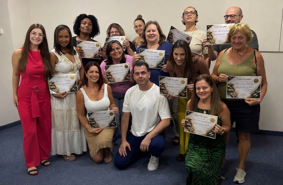 Turma da Formação em Apometria Kabalística® com seus certificados