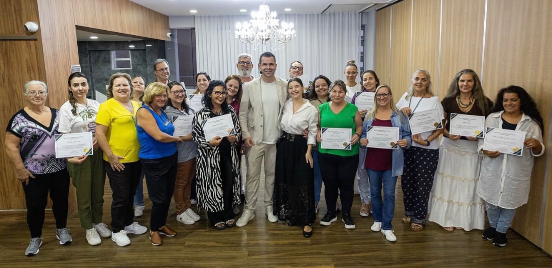 Turma da Formação em Apometria Kabalística® com seus certificados