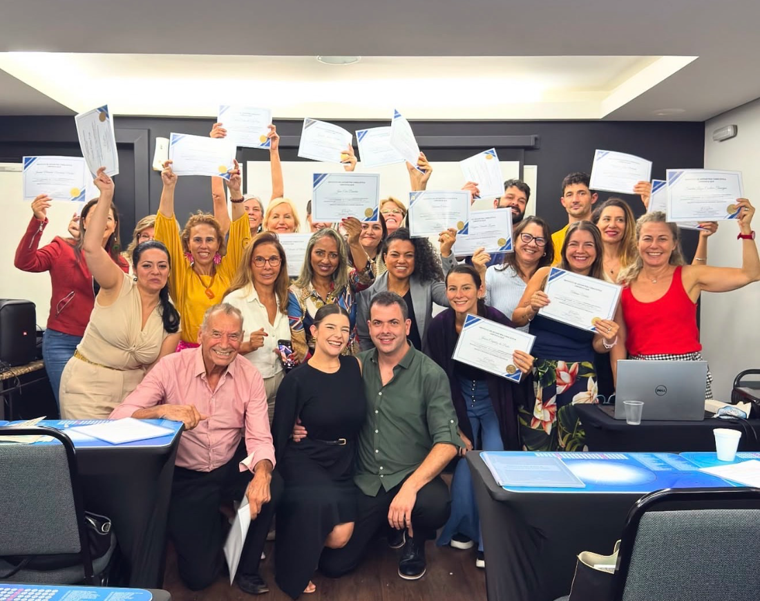 Turma da Formação em Apometria Kabalística® com seus certificados