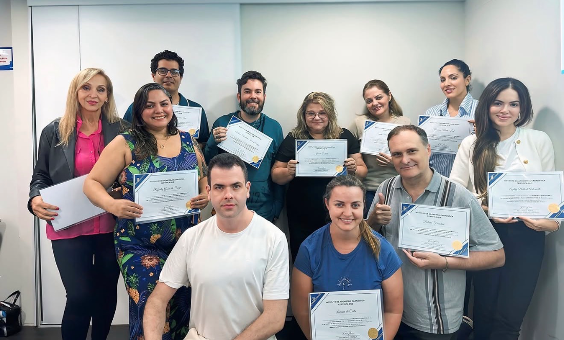 Turma da Formação em Apometria Kabalística® com seus certificados