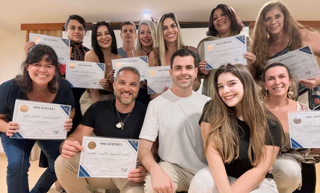 Turma da Formação em Apometria Kabalística® com seus certificados