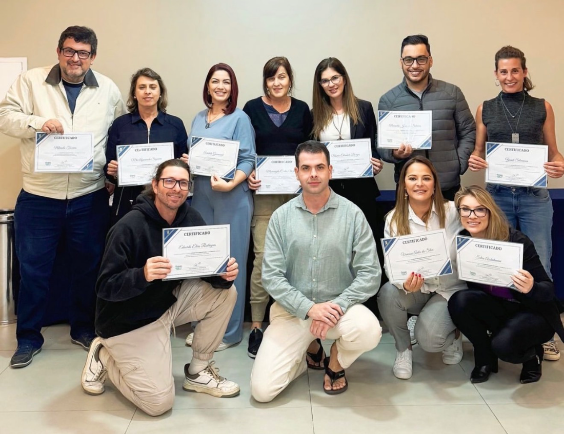 Turma da Formação em Apometria Kabalística® com seus certificados